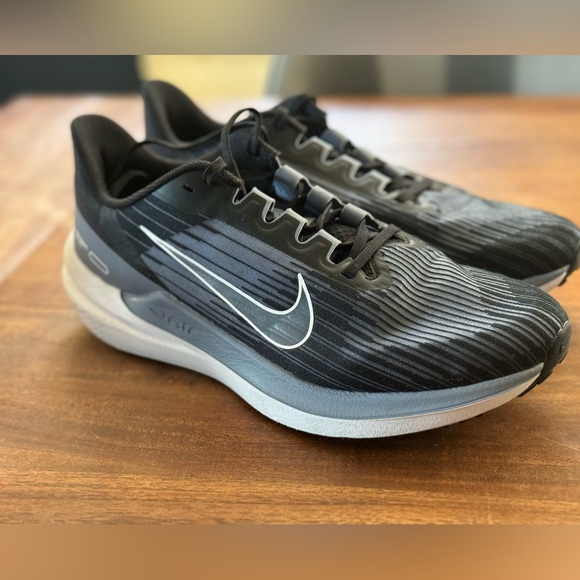 Like New Nike Air Windflo 09 Running Shoe - Picture 3 of 10